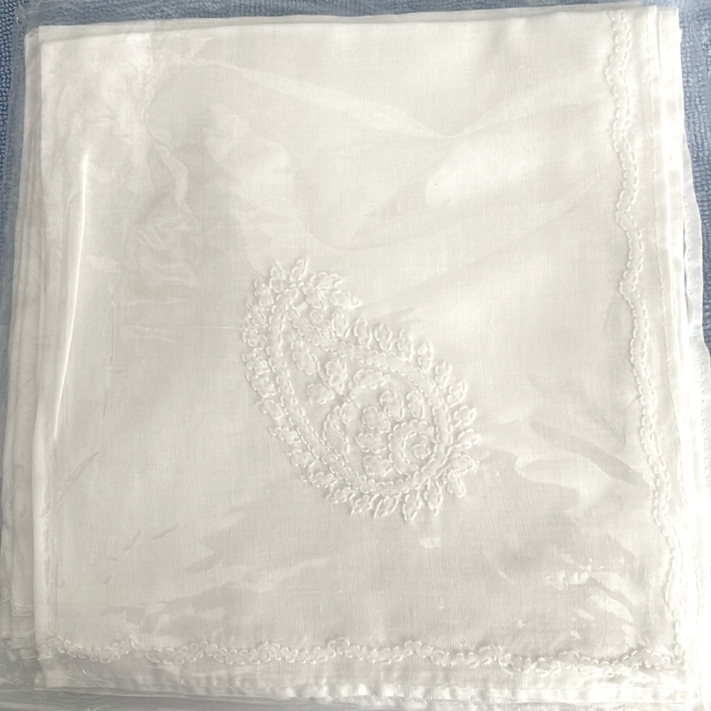 Set of 6  FINE COTTON NAPKINS EMBROIDERED IN CENTER AND EDGE WHITE NEW